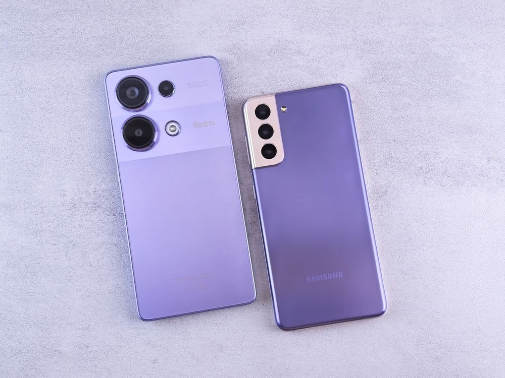 side by side comparison of two smartphones